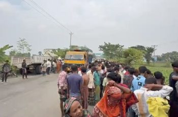 খুলনা-সাতক্ষীরা মহাসড়কে বাস-ট্রাক সংঘর্ষ, ৩০ জন আহত