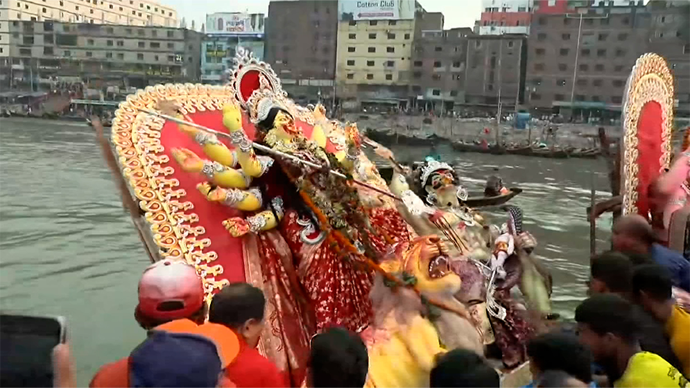 দেবী দুর্গার বিসর্জন: সোনারোদে আনন্দ ও বিষাদের মিলন