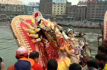 দেবী দুর্গার বিসর্জন: সোনারোদে আনন্দ ও বিষাদের মিলন