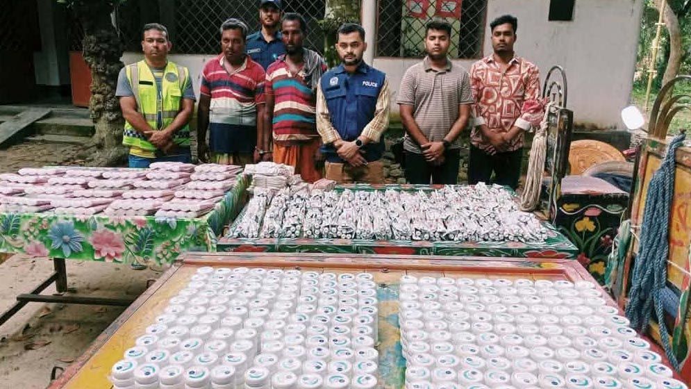 চুয়াডাঙ্গায় ভারতীয় প্রসাধনী ও ক্রিমসহ দুইজন গ্রেফতার
