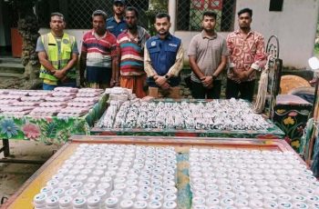 চুয়াডাঙ্গায় ভারতীয় প্রসাধনী ও ক্রিমসহ দুইজন গ্রেফতার