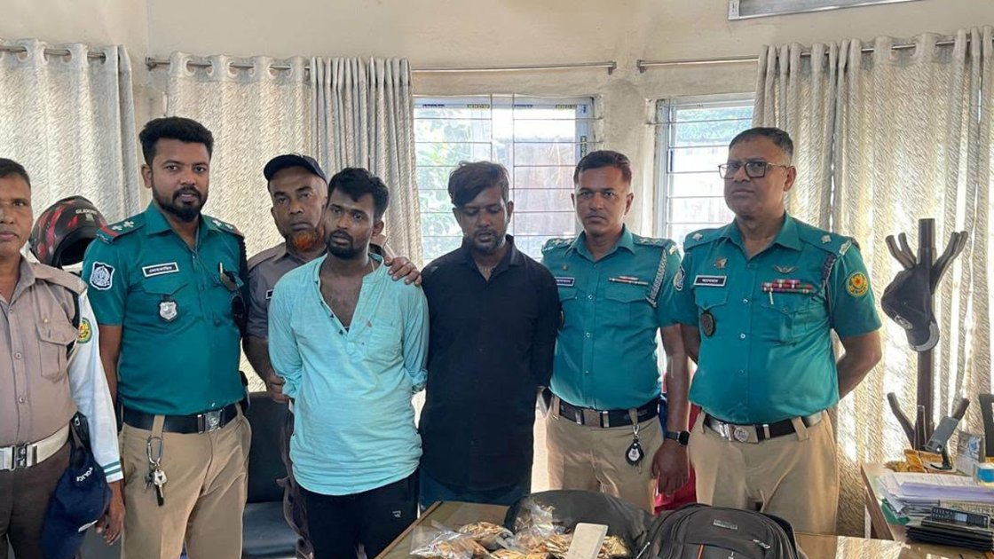 রামপুরায় চেকপোস্টে ধাক্কা দিয়ে পালানোর চেষ্টা, মাদকসহ আটক ২