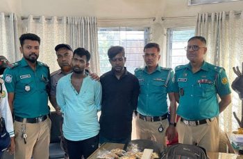 রামপুরায় চেকপোস্টে ধাক্কা দিয়ে পালানোর চেষ্টা, মাদকসহ আটক ২