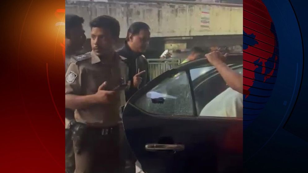 আসিফ আকবরের গাড়িতে গুলি, নিরাপদ তিনি