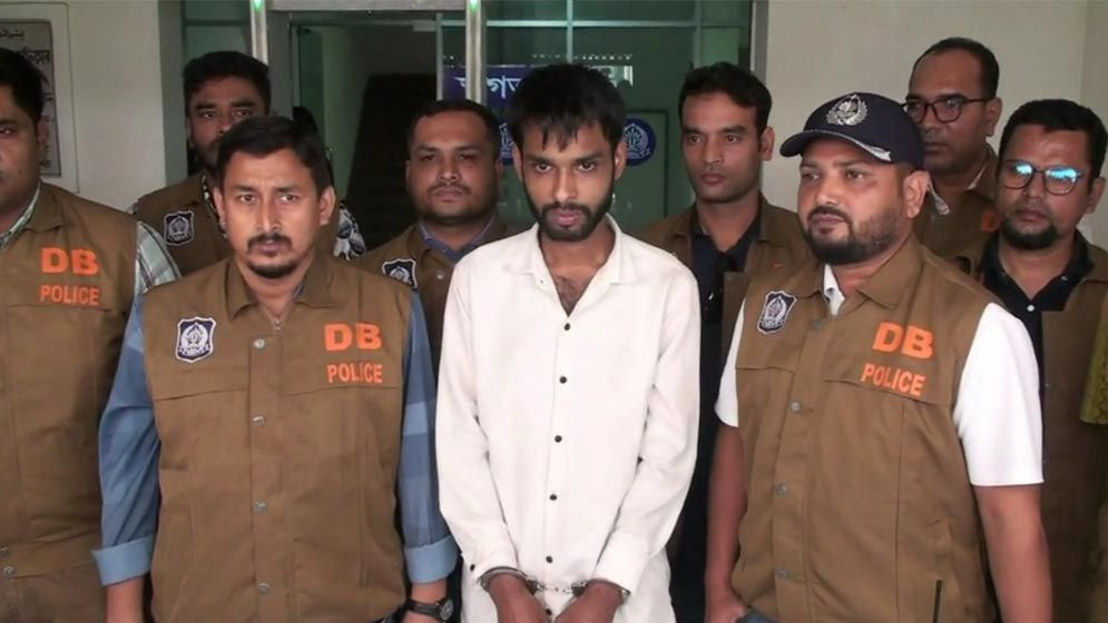 প্রধানমন্ত্রীর প্রেস সচিবের পরিচয়ে প্রতারণা, নাটোরে গ্রেফতার ১
