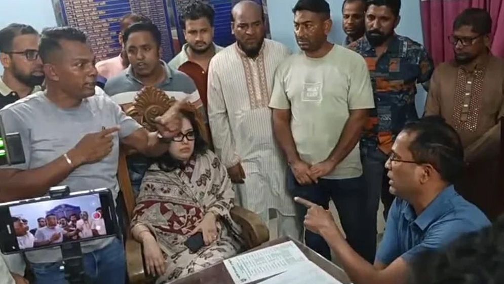 রুমিন ফারহানা ও ওসির বাগ্‌বিতণ্ডায় থানায় জিডি, তালিকা প্রস্তুতি