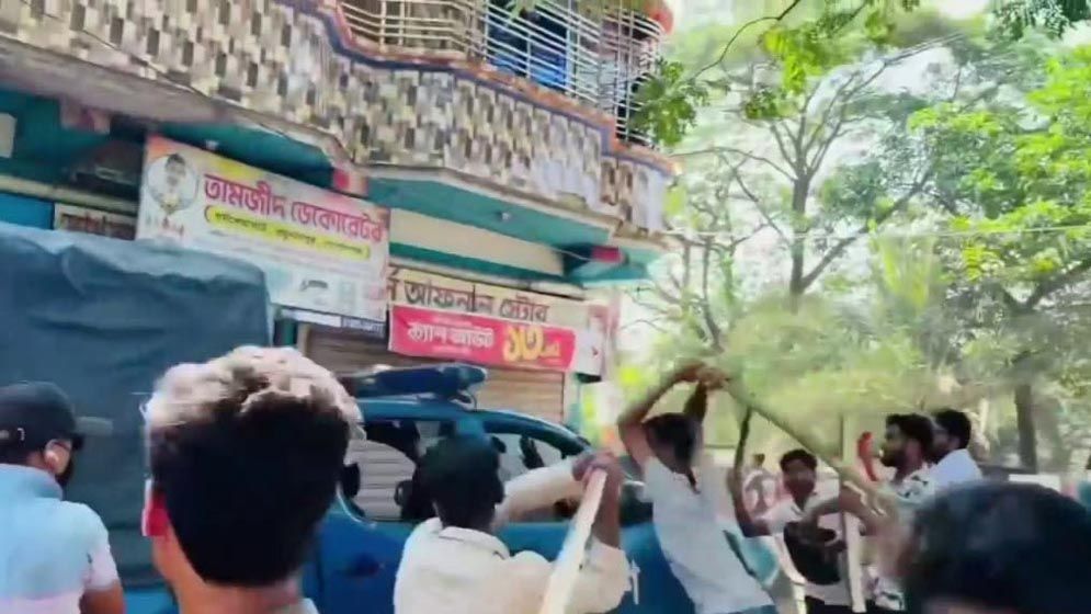 গোপালগঞ্জে পুলিশের গাড়িতে হামলা, আহত ২ পুলিশ সদস্য
