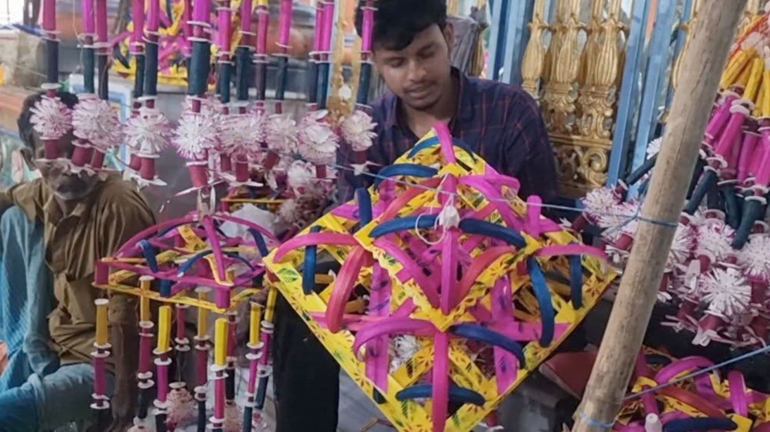 লক্ষ্মীপূজা উপলক্ষে বাগেরহাটে সোলার ফুলের বাজার জমে উঠেছে