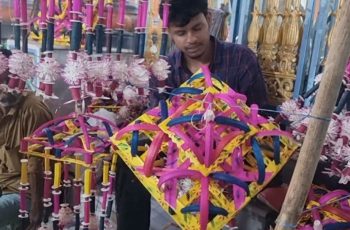লক্ষ্মীপূজা উপলক্ষে বাগেরহাটে সোলার ফুলের বাজার জমে উঠেছে