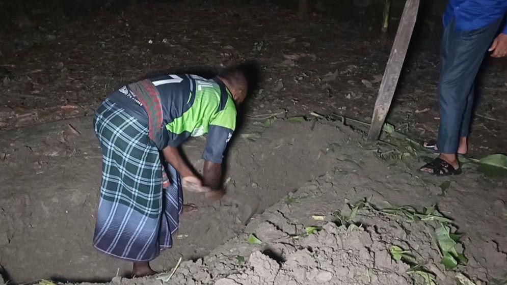 মানবতাবিরোধী মামলার বাদীর দাফনে উত্তেজনা, রাতে সম্পন্ন