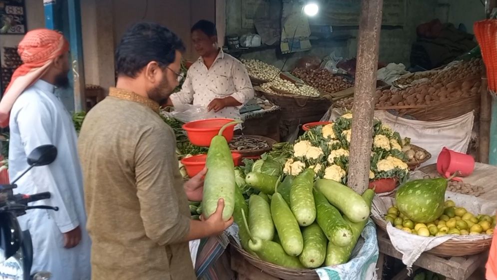 পঞ্চগড়ে লাউয়ের দাম: মাঠে ২ টাকা, ঢাকায় ৬০ টাকা