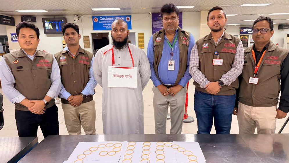শাহ আমানতে যাত্রীর ব্যাগ থেকে উদ্ধার হলো ৪৯টি স্বর্ণের চুড়ি