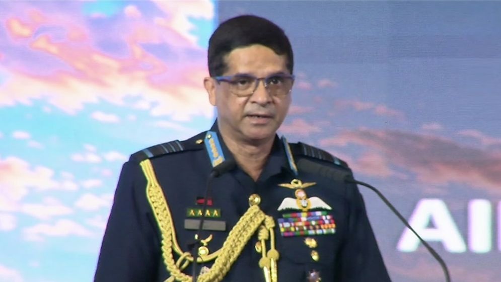 বিমান চলাচলে প্রযুক্তির অগ্রগতি ও নিরাপত্তা ঝুঁকি
