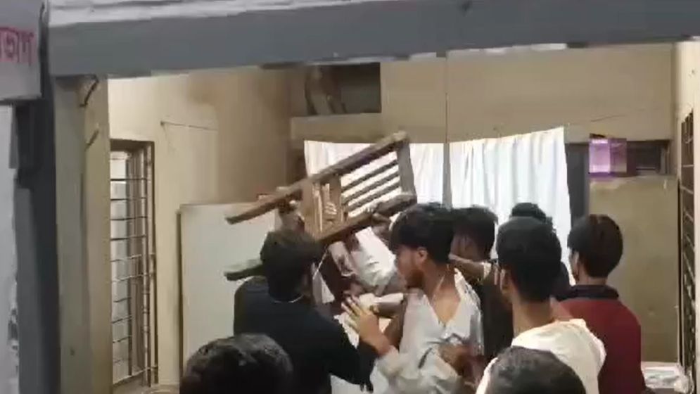 লক্ষ্মীপুর হাসপাতালে স্বেচ্ছাসেবক দলের নেতাকে পিটিয়েছে ছাত্রদল নেতা