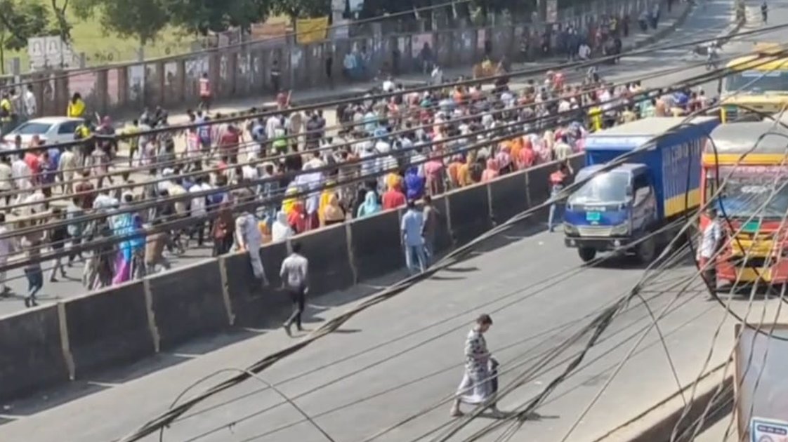 গাজীপুরে শ্রমিকদের বিক্ষোভে অবরুদ্ধ ঢাকা-টাঙ্গাইল মহাসড়ক
