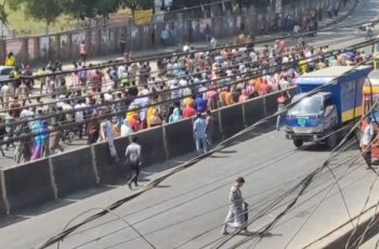 গাজীপুরে শ্রমিকদের বিক্ষোভে অবরুদ্ধ ঢাকা-টাঙ্গাইল মহাসড়ক