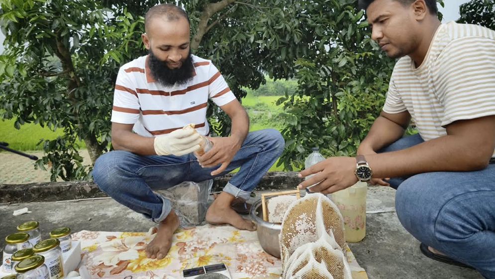 সাদ্দাম হোসেনের উদ্যোগে সাতক্ষীরার মধুর গল্প বদলে যাচ্ছে