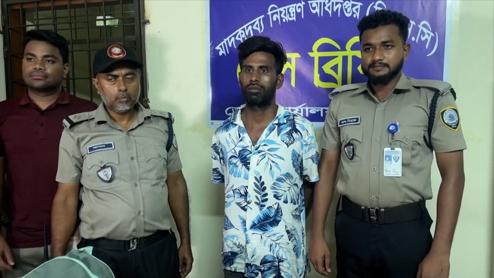 নাটোরে যাত্রীবাহী বাসে ১৭ হাজার ৭০০ পিস ইয়াবাসহ আটক ১