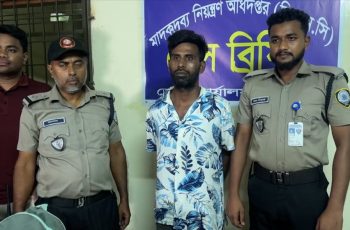নাটোরে যাত্রীবাহী বাসে ১৭ হাজার ৭০০ পিস ইয়াবাসহ আটক ১