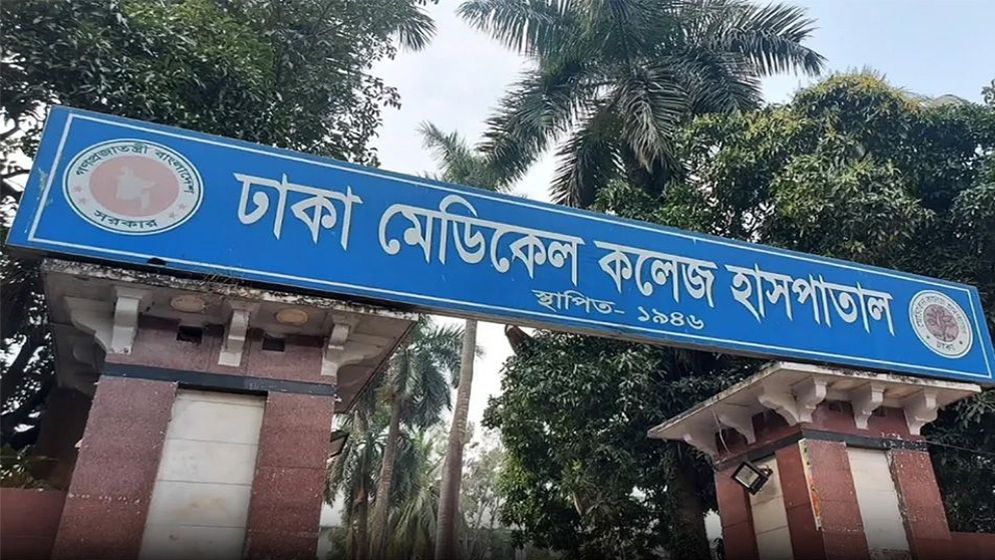 ঢামেকে স্থায়ী পার্কিংয়ের দাবিতে অ্যাম্বুলেন্স মালিকদের ধর্মঘট