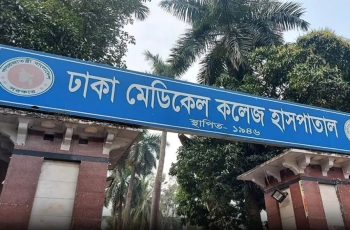 ঢামেকে স্থায়ী পার্কিংয়ের দাবিতে অ্যাম্বুলেন্স মালিকদের ধর্মঘট