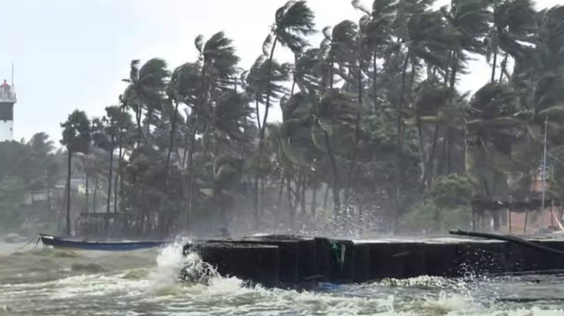 ভারতের অন্ধ্রপ্রদেশে ঘূর্ণিঝড় অর্ণবের তাণ্ডব, সতর্কতা জারি