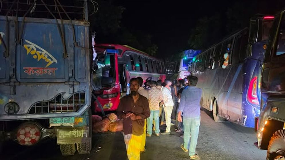 চট্টগ্রাম-কক্সবাজার মহাসড়কে বাস-প্রাইভেটকার সংঘর্ষে নিহত ২