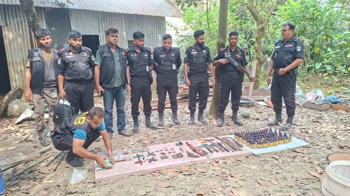 নরসিংদীতে পরিত্যক্ত ঘরে উদ্ধার হলো অস্ত্র ও মাদক