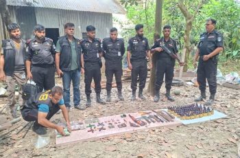 নরসিংদীতে পরিত্যক্ত ঘরে উদ্ধার হলো অস্ত্র ও মাদক