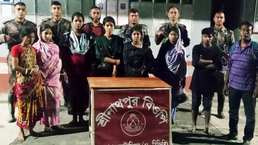 ঝিনাইদহ সীমান্তে ৩ ভারতীয় নাগরিকসহ ৯ জন আটক