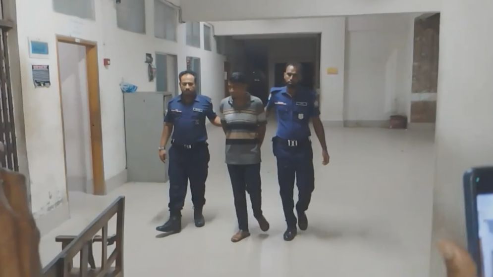 যশোরের স্কুলে ছাত্রীকে ধর্ষণ: শিক্ষককে পালাতে সহায়তা, ২ গ্রেফতার