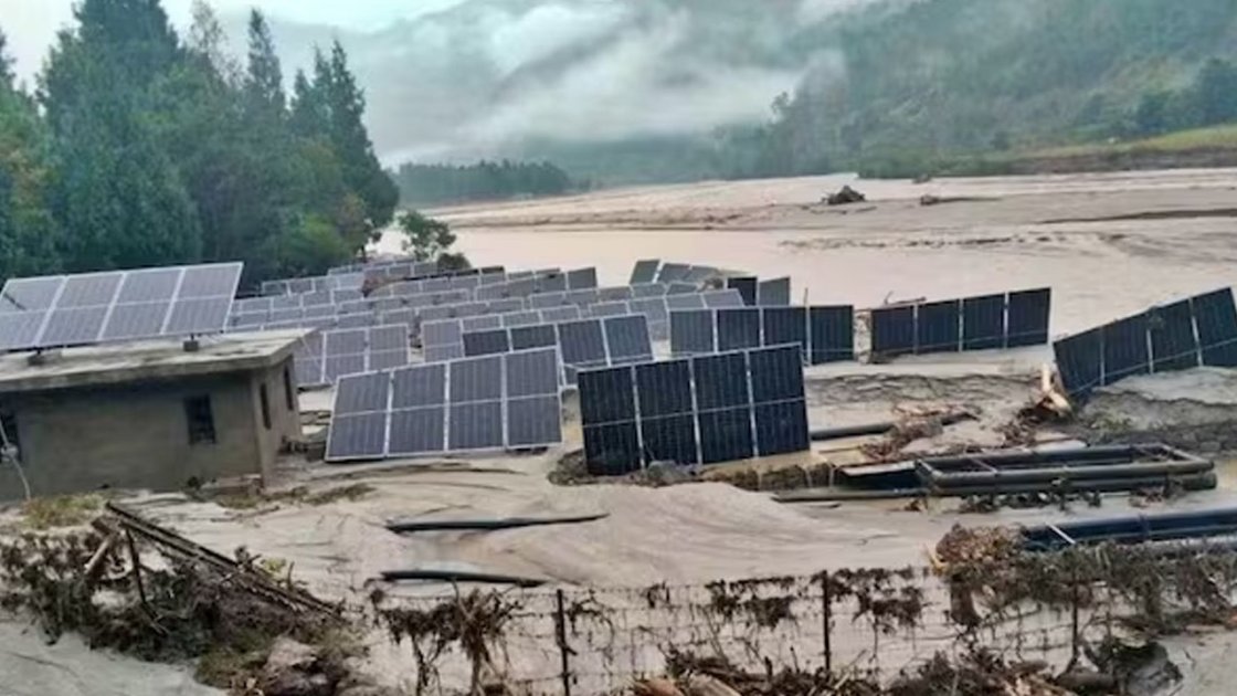 ভুটানে আকস্মিক বন্যায় পর্যটনকেন্দ্রের স্থাপনা ভেসে গেছে