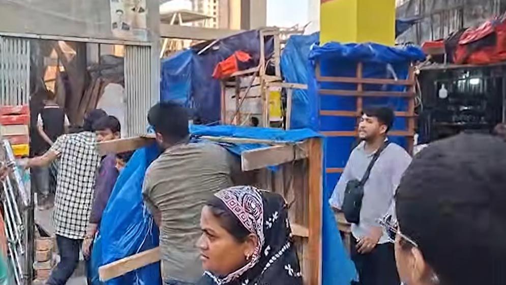 নিউমার্কেট এলাকায় ডিএসসিসি'র উচ্ছেদ অভিযান শুরু